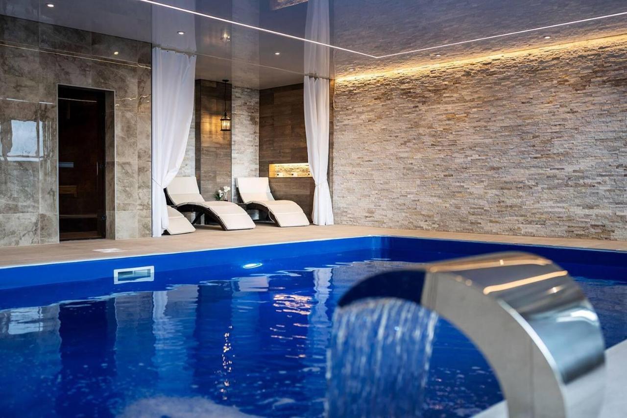 Clwyd Gate Manor Pool Sauna Hottub Cave Wales Ритин Экстерьер фото