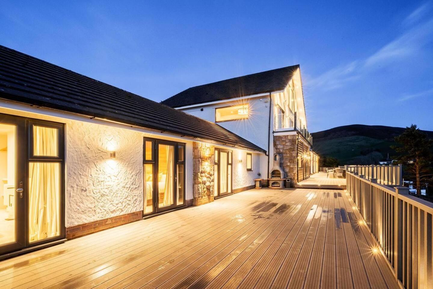 Clwyd Gate Manor Pool Sauna Hottub Cave Wales Ритин Экстерьер фото